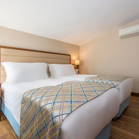 Ramada Plaza Antalya Hotel Exterior photo A room at the hotel