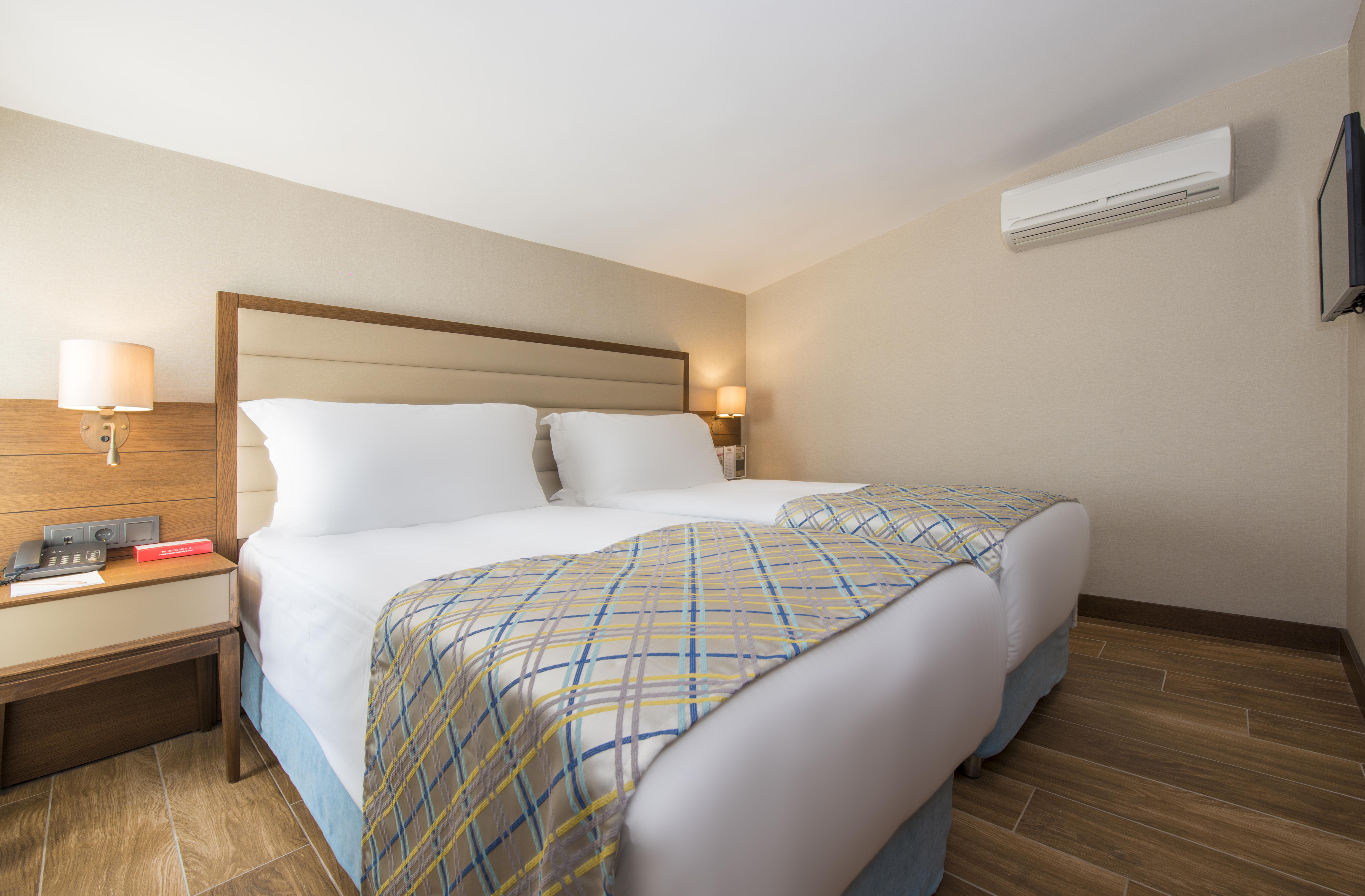 Ramada Plaza Antalya Hotel Exterior photo A room at the hotel