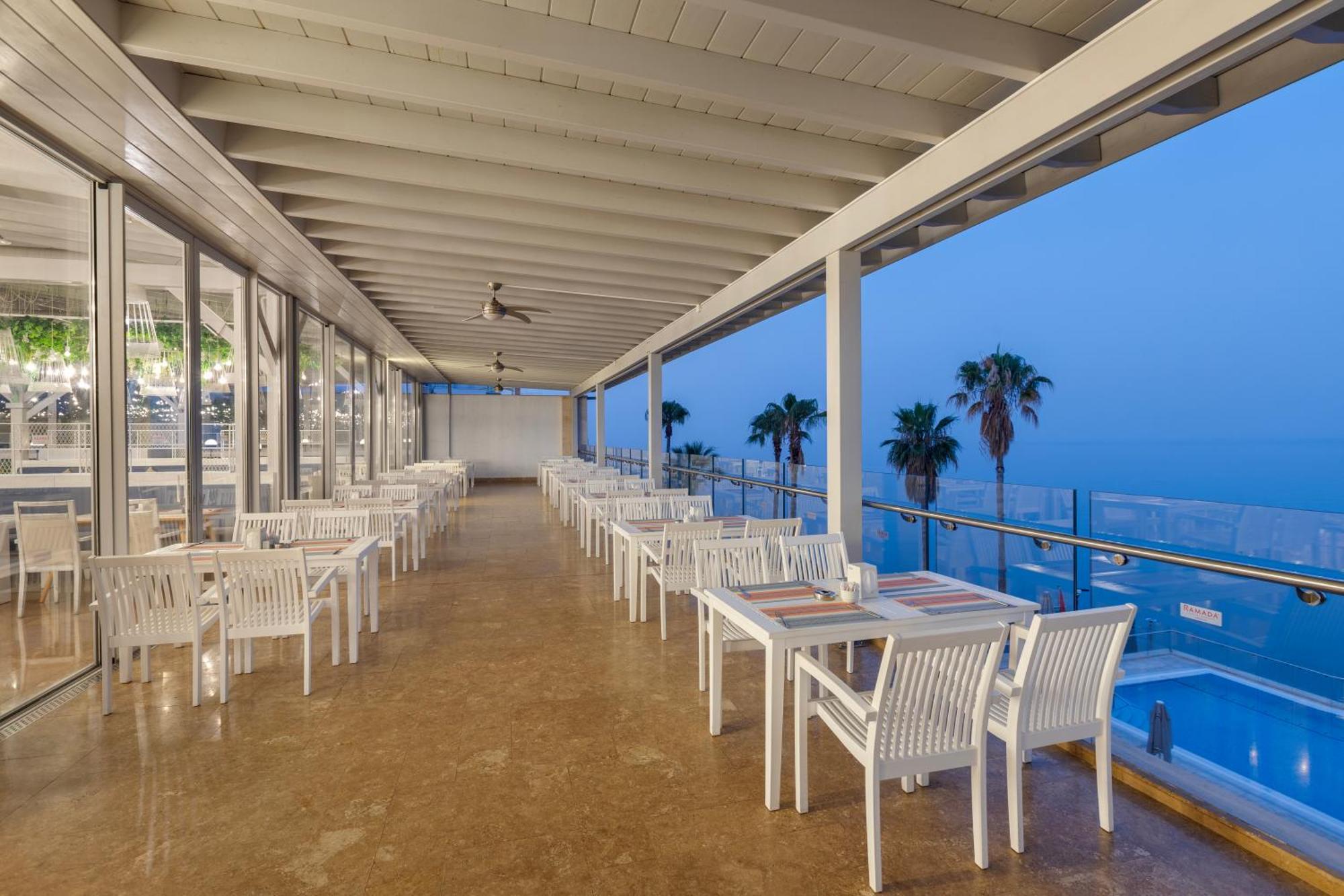 Ramada Plaza Antalya Hotel Exterior photo The restaurant