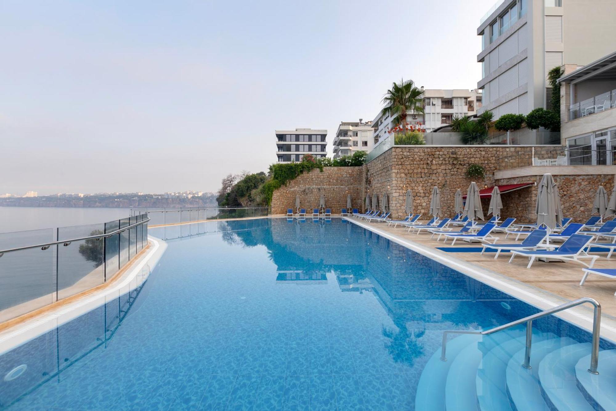 Ramada Plaza Antalya Hotel Exterior photo Infinity pool at the hotel