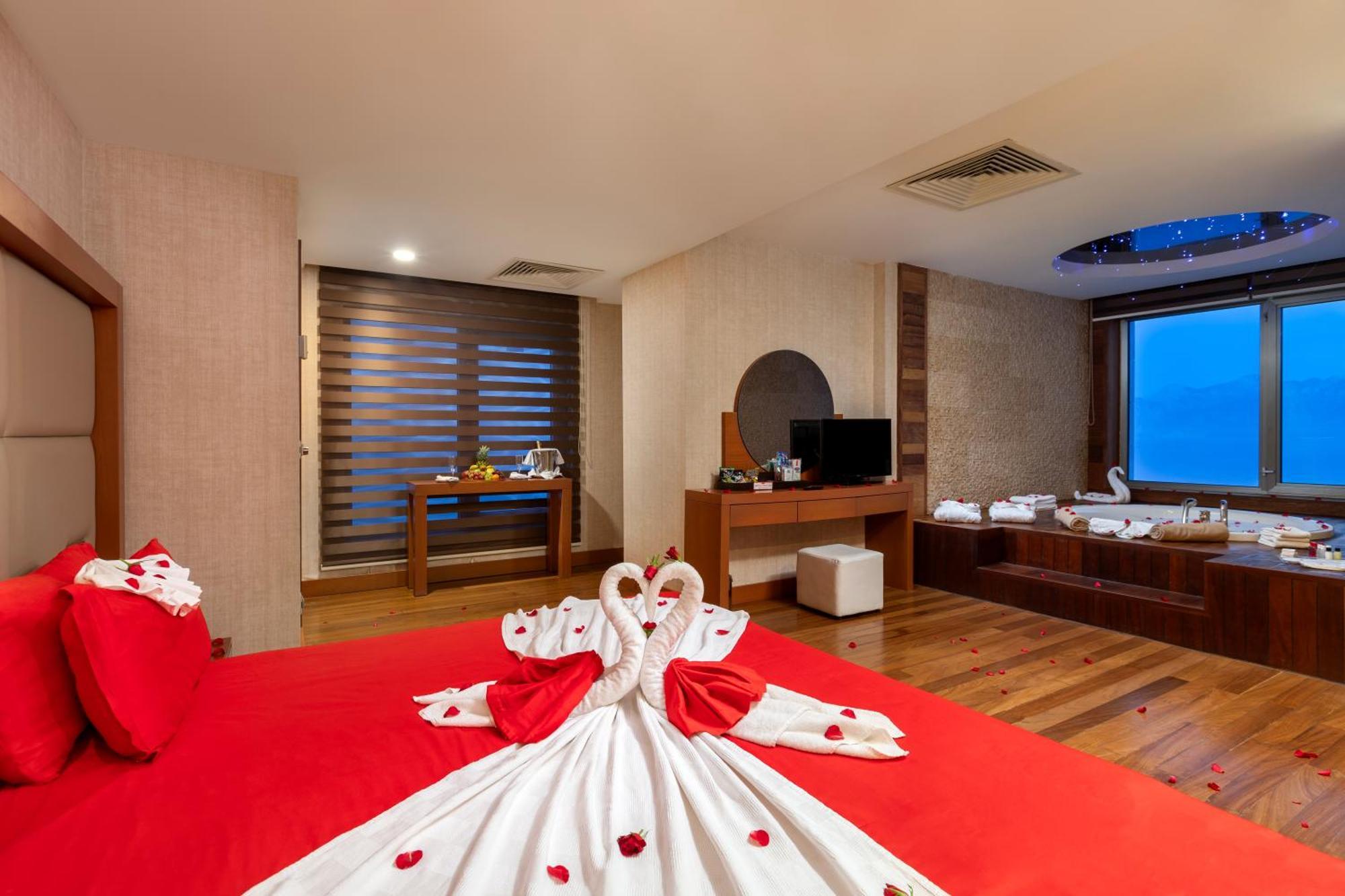 Ramada Plaza Antalya Hotel Exterior photo A suite at the hotel