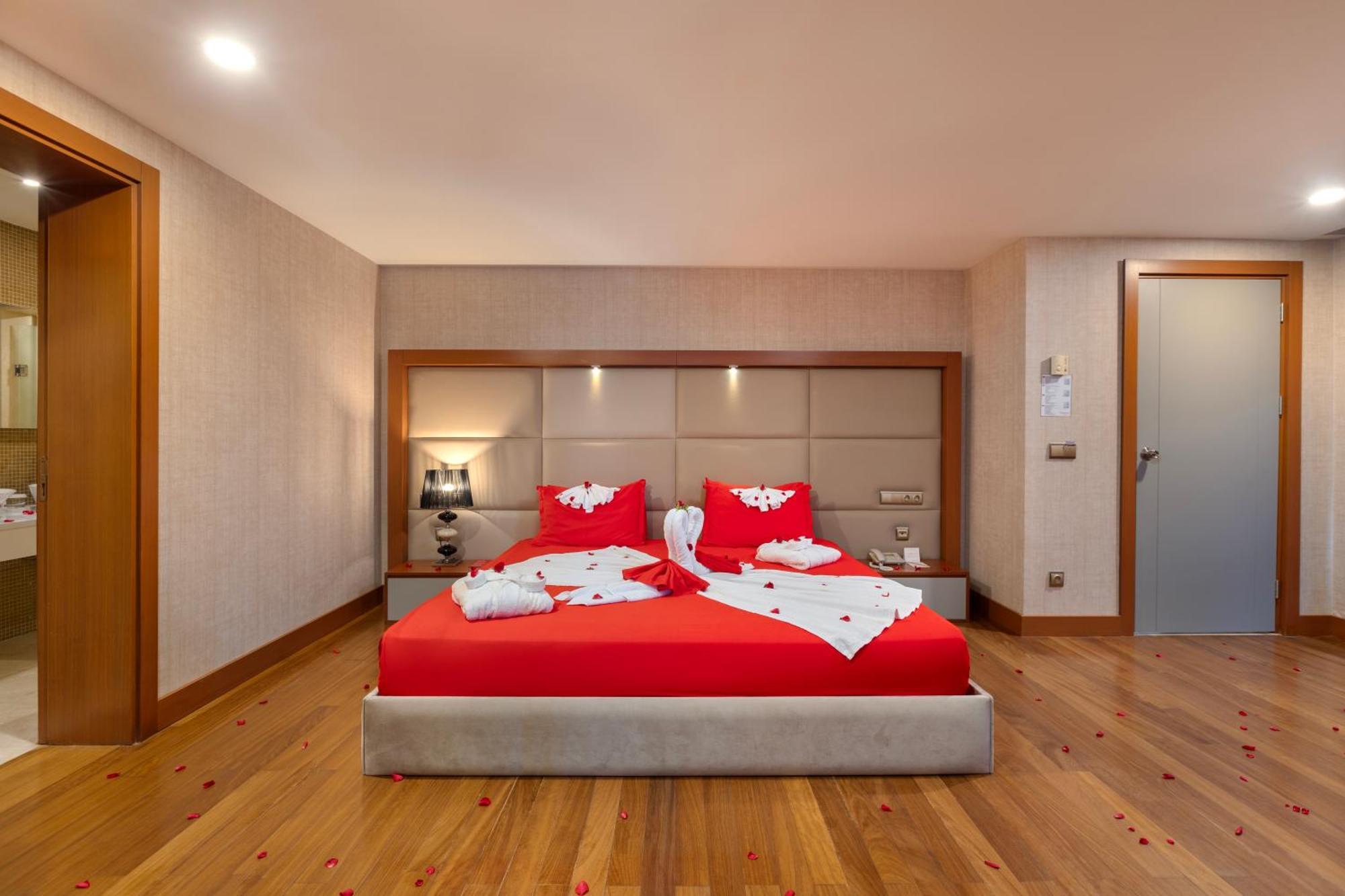 Ramada Plaza Antalya Hotel Exterior photo A bedroom