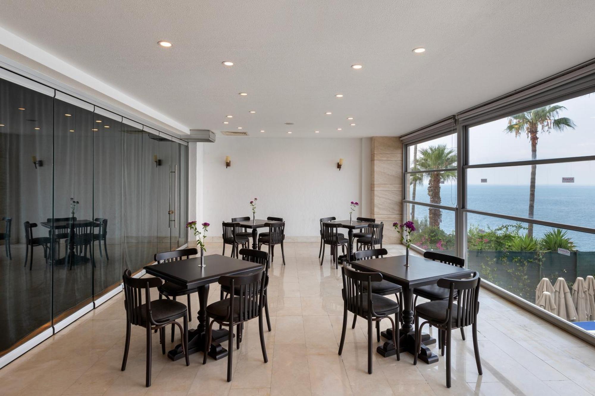 Ramada Plaza Antalya Hotel Exterior photo The dining room
