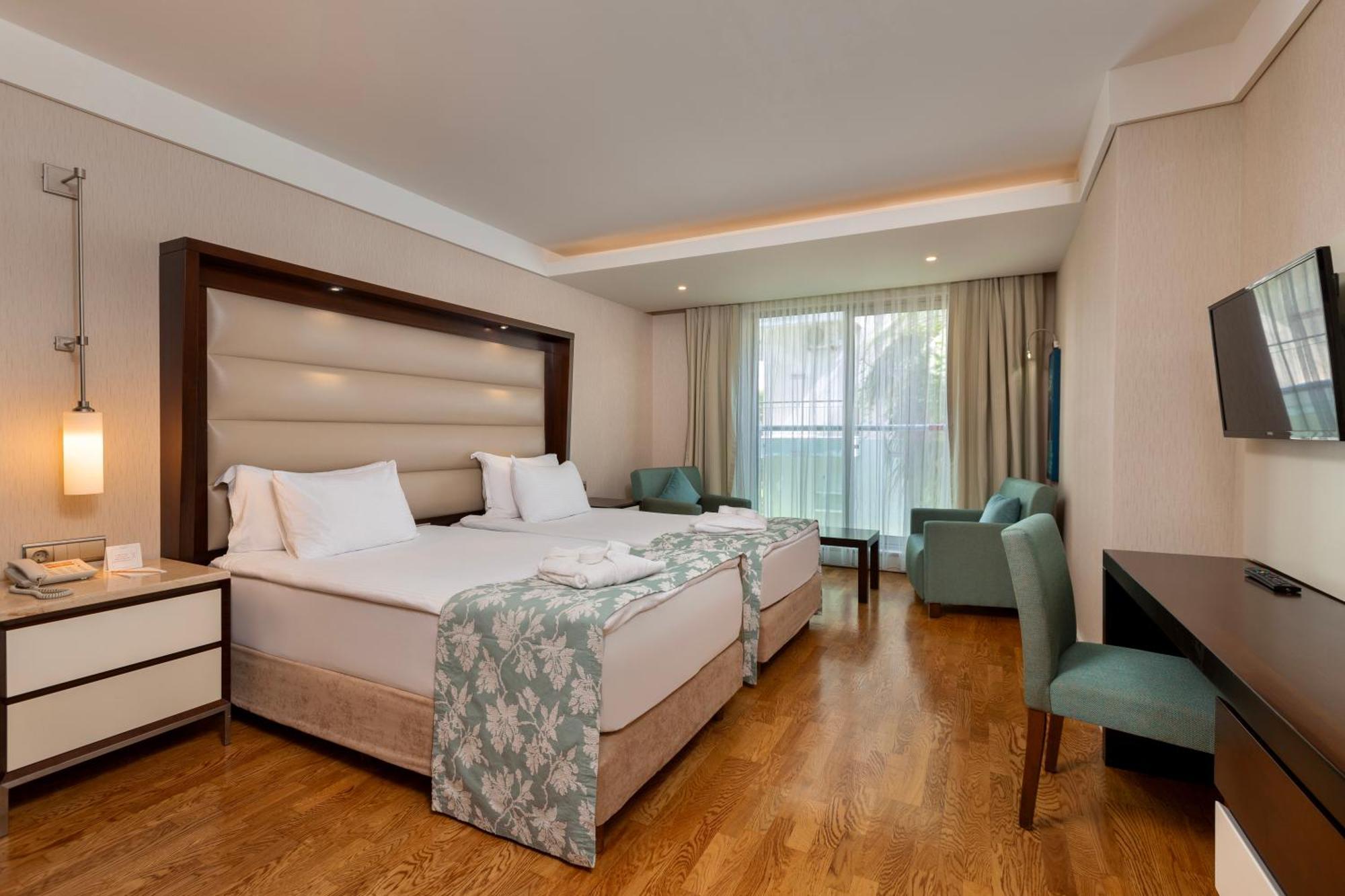 Ramada Plaza Antalya Hotel Exterior photo A room at the hotel