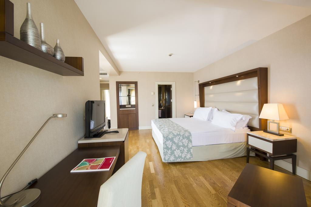 Ramada Plaza Antalya Hotel Exterior photo A room at the hotel
